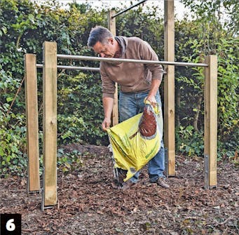 Byg selv træningsstativ: Jorden dækkes med barkflis Udendørs træningsstativ: Jorden dækkes med barkflis